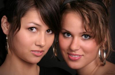 Right lady with wide hoops!