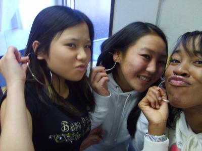 Awesome! 3 girls presenting & pulling!