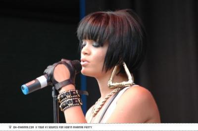 rihanna triangulars2